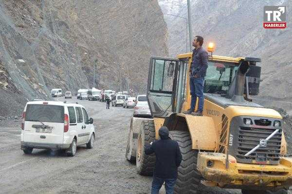 Polisler, dağdan düşen kayalardan saniyelerle kurtuldu
