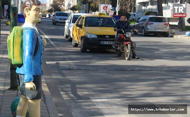 Sürücülere okul önünde öğrenci maketli 'kaza' uyarısı