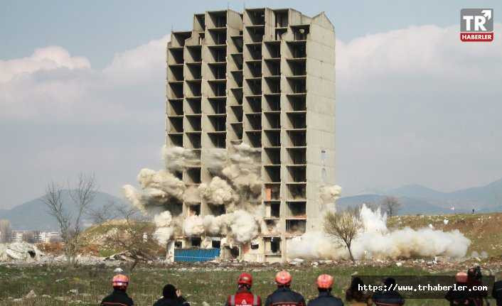 13 katlı binanın çökme anı kamerada