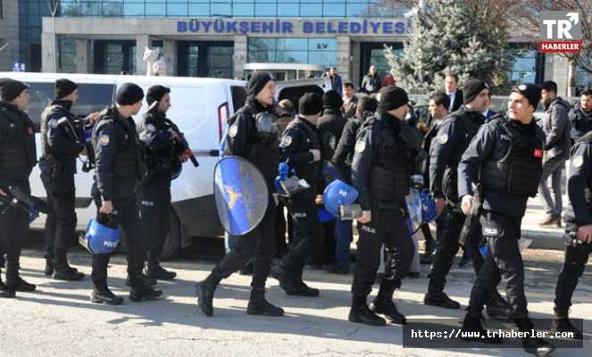 Ankara'da 'C' plaka satışına tepki gösteren servisçilere polis müdahalesi