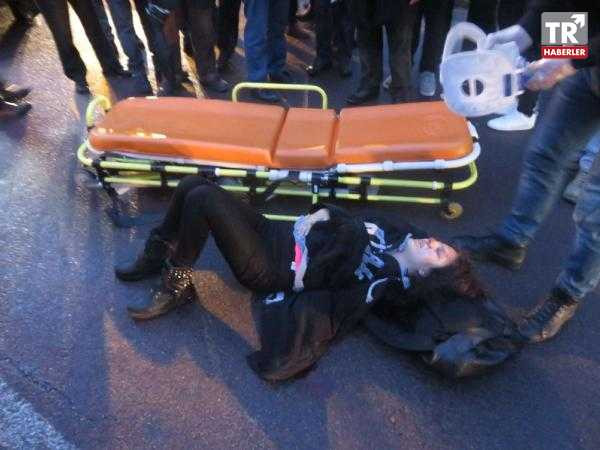 Kadıköy'de yolun karşısına geçmeye çalışan genç kıza dolmuş çarptı