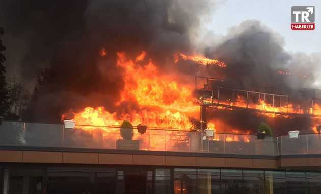 Pendik'te 2 katlı bina alev alev yandı