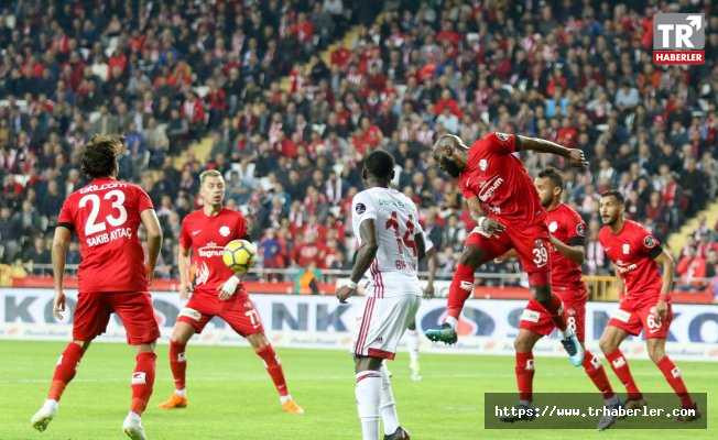 Süper Lig: Antalyaspor: 0 - Demir Grup Sivasspor: 1 (İlk yarı)