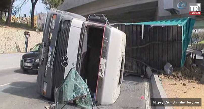 Yeşilköy'de vinç yüklü kamyon üst geçide çarptı: 1 yaralı