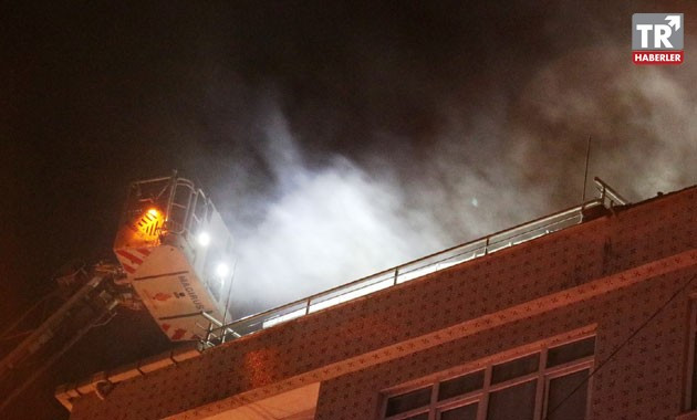 Bahçelievler'de 5 katlı binanın çatısı alev alev yandı
