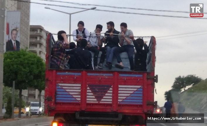 Çocukların kamyon kasasında tehlikeli yolculuğu böyle görüntülendi