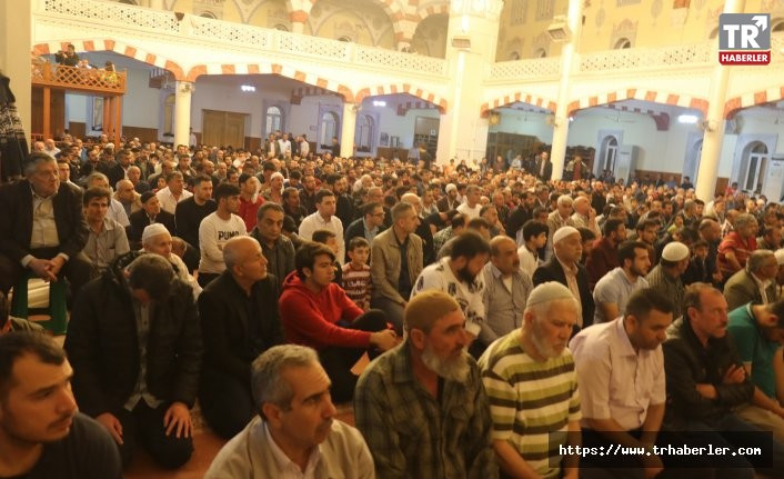 Gaziantepliler Berat Kandili'nde camilere akın etti