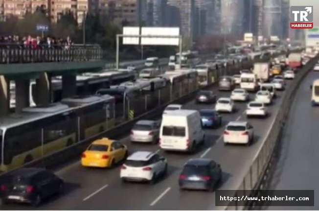 İstanbul'da metrelerce metrobüs kuyruğu oluştu