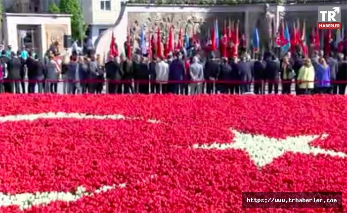 Lalelerle oluşturulan dev Türk bayrağı yanında 23 Nisan töreni