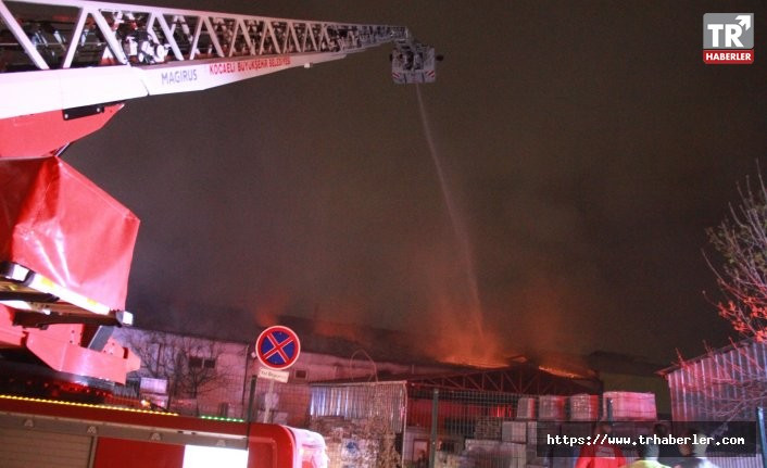 Seramik fabrikasının çatı ve deposu alev alev yandı