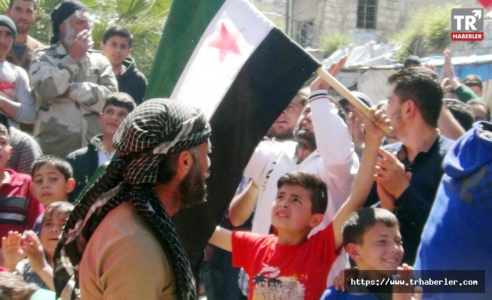 Suriyeliler Türk askerinin İdlib’e girmesi için gösteri düzenledi