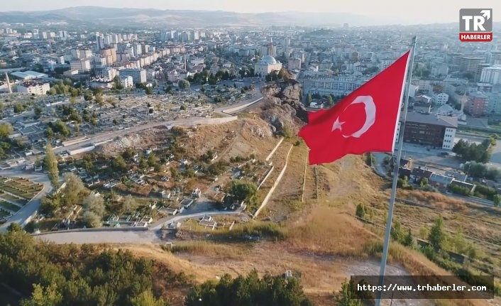 Türkiye'nin dört bir yanında çocukların oluşturduğu Türk bayrağı havadan görüntülendi