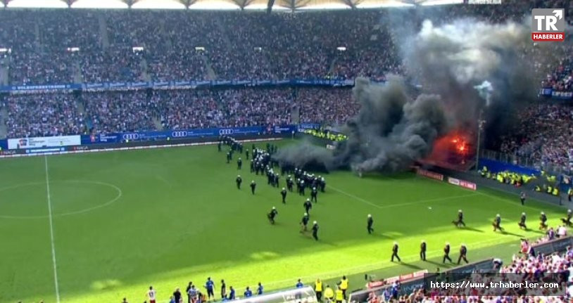 Bundesliga'da inanılmaz olay: Sahayı ateşe verdiler!