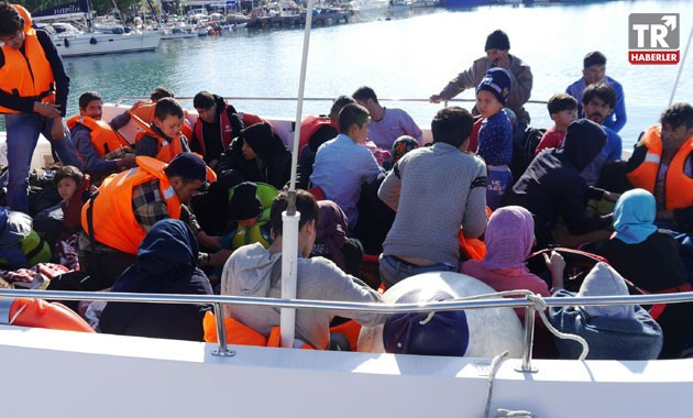 Çanakkale’de lastik botta 40 kaçak göçmen yakalandı