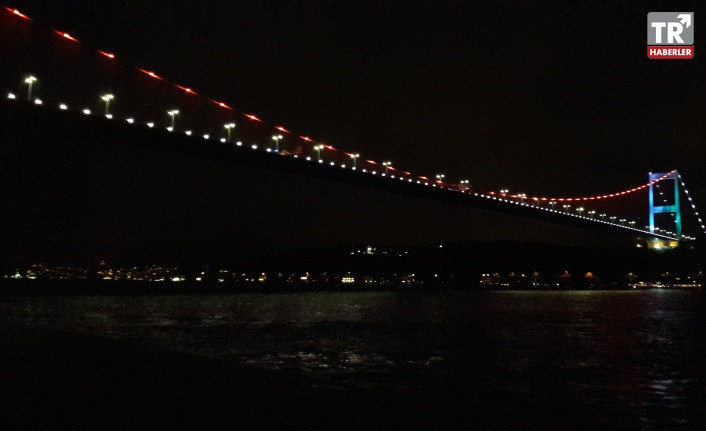FSM Köprüsü Azerbaycan bayrağının rengiyle ışıklandırıldı