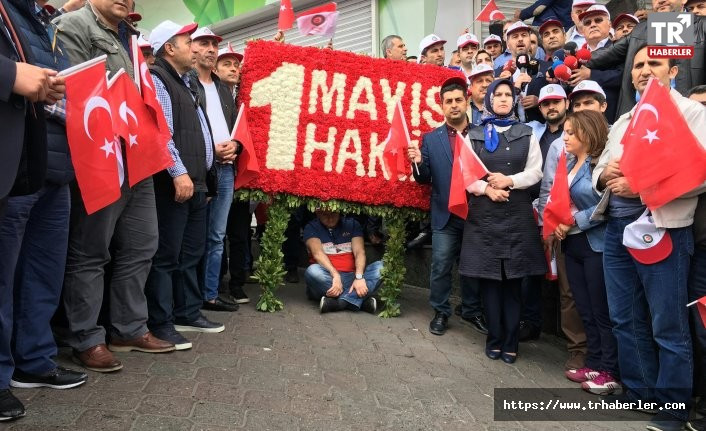 HAK-İŞ sendikası Taksim'deki Cumhuriyet Anıtı'na çelenk bıraktı