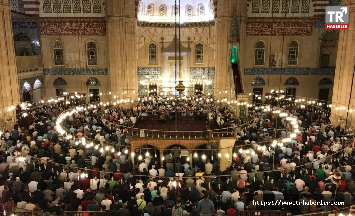 Mübarek Ramazan Ayı'nın müjdecisi Berat Kandili'nde camiler doldu taştı