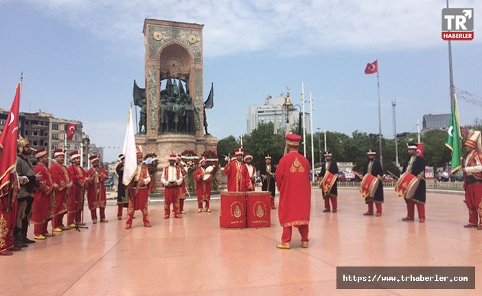 Polis Mehteran Birliği Taksim’de vatandaşları coşturdu