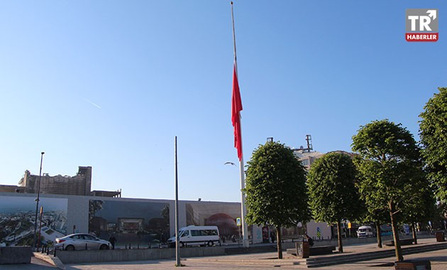 Taksim'deki dev Türk bayrağı yarıya indirildi