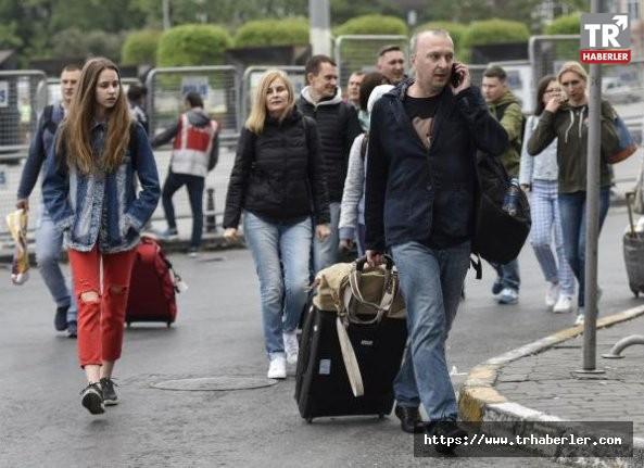 Turistler kazancı yokuşundaki otellerine valizleriyle yürüdüler