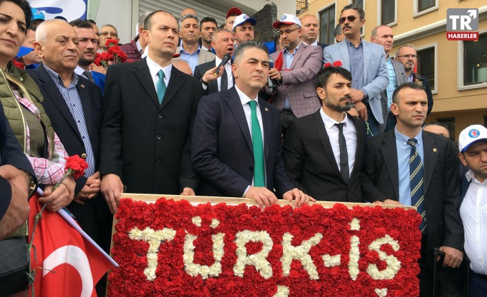 TÜRK-İŞ sendikası Taksim'deki Cumhuriyet Anıtı'na çelenk bıraktı