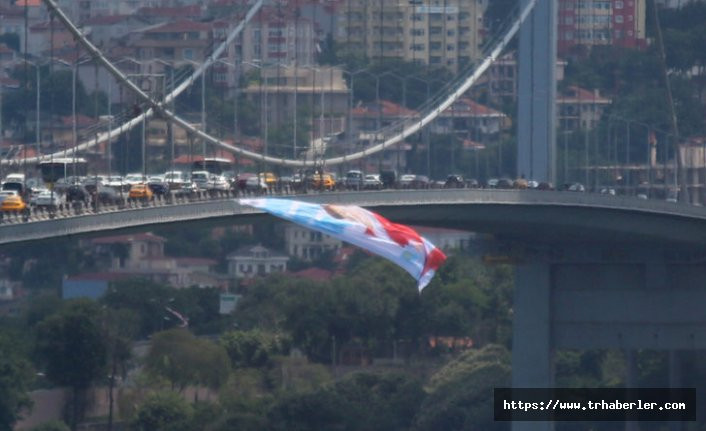 15 Temmuz Şehitler Köprüsü'ne Meral Akşener posteri asıldı