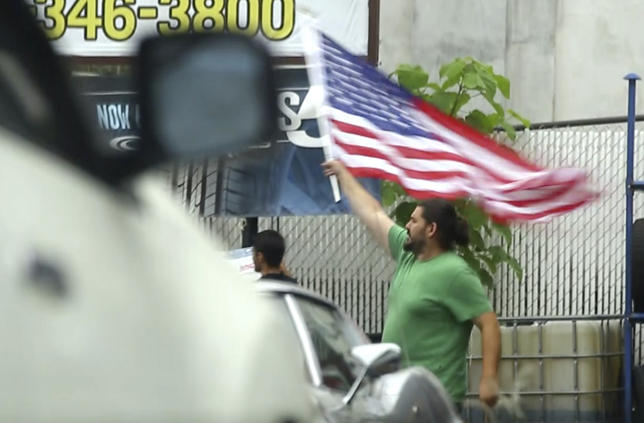 Adil Öksüz’ün kayınbiraderi ABD bayrağını öptü!