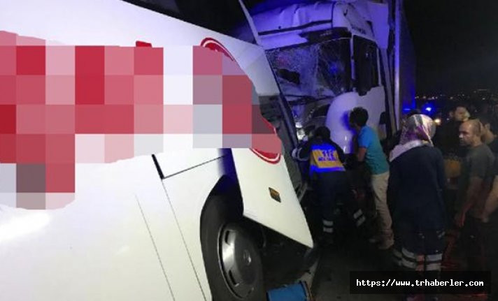 Arıza nedeniyle emniyet şeridindeki otobüse TIR çarptı: 2 ölü, 10 yaralı