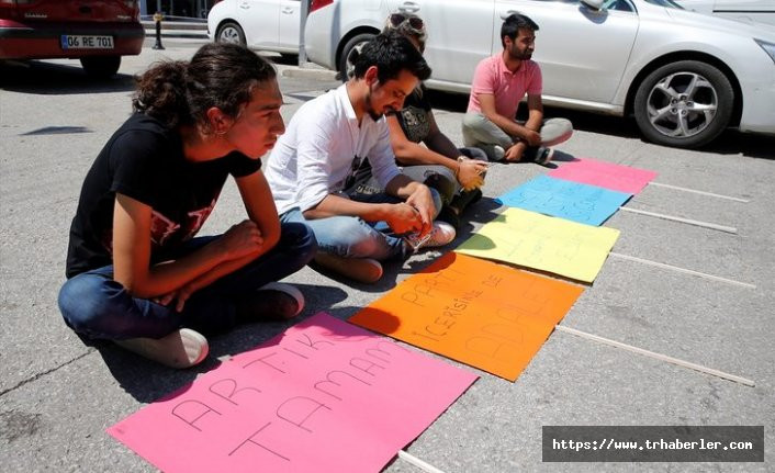 CHP'li gençler partinin genel merkezi önünde oturma eylemi başlattı