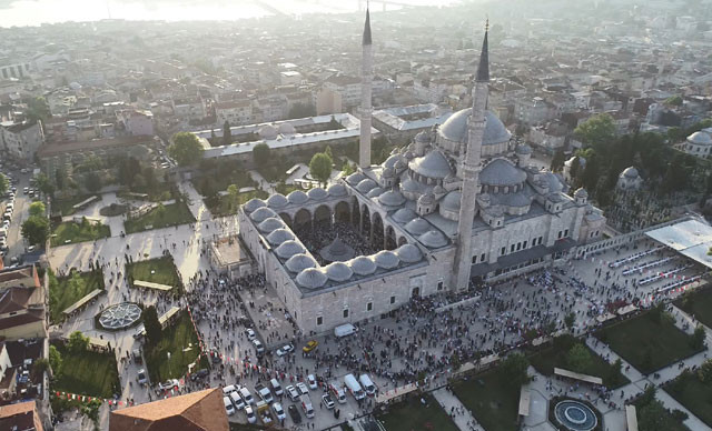 Fatih Camii bayram namazında doldu taştı