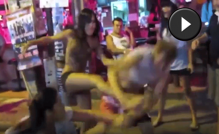 Kadınlar sokak ortasında adamı evire çevire böyle dövdü - video izle