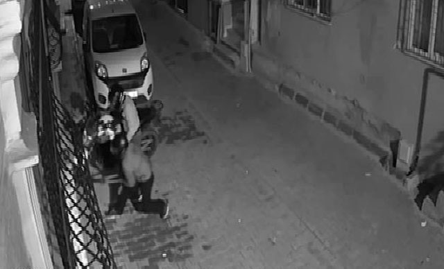 Kasklı hırsızlar kameraya yakalandı