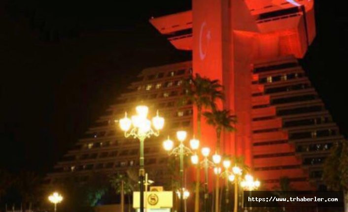 Katar'daki Sheraton Oteli Türk bayrağıyla aydınlatıldı