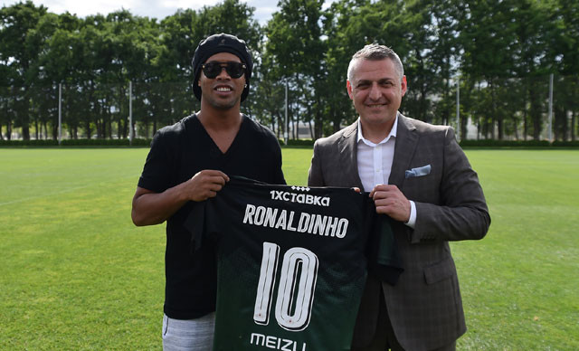 Ronaldinho'dan Türk yapımı stada ziyaret
