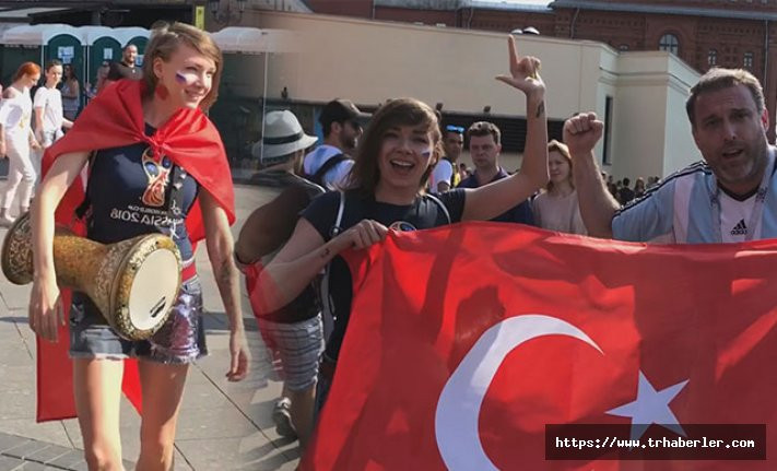 Rus şarkıcı, Türk bayrağı ve darbukayla Moskova sokaklarını gezdi