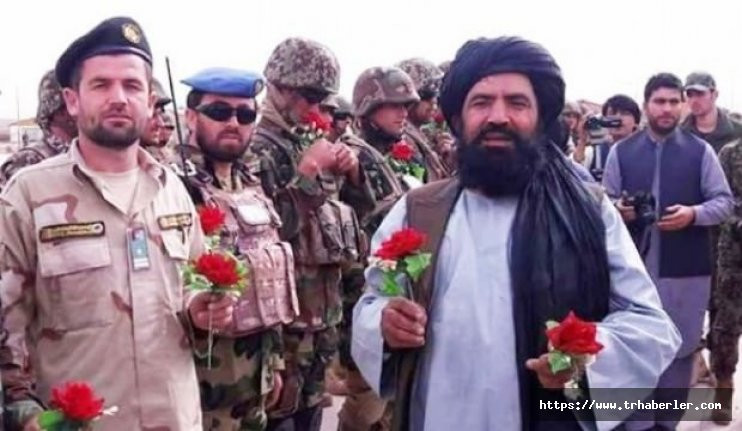Taliban çiçeklerle Kabil'de