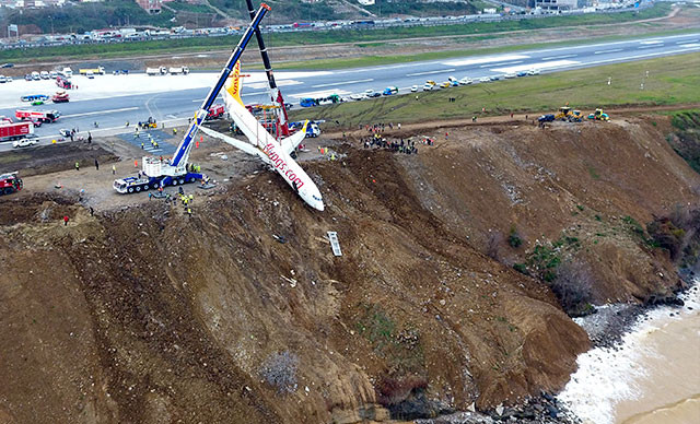 Trabzon'da pistten çıkan uçağın kaldırılması istendi