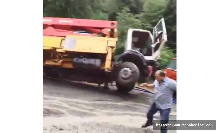 Trabzon'da sel suları, beton pompası ile kamyonu dereye böyle sürükledi