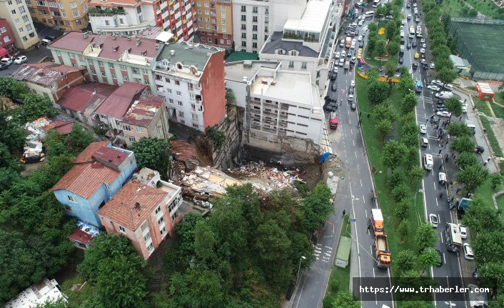 Beyoğlu’nda çöken binanın istinat duvarı böyle yıkıldı (Video izle)