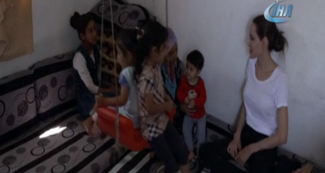 BM İyi Niyet Elçisi Jolie, Suriyeli mültecilerin yaşadığı kampı ziyaret etti