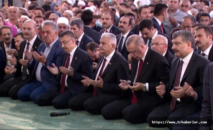 Cumhurbaşkanı Erdoğan şehitler için Kur'an okudu! video izle