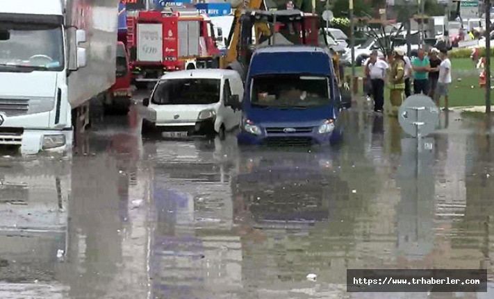 İstanbul'u sağanak vurdu, araçlar suya gömüldü!