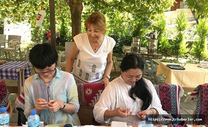 Japon kadınlar İzmir'de iğne oyası öğrendi