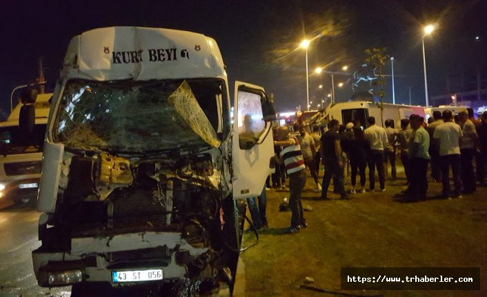 Kütahya'da TIR'ın çarptığı yolcu otobüsü devrildi: 1 ölü 13 yaralı