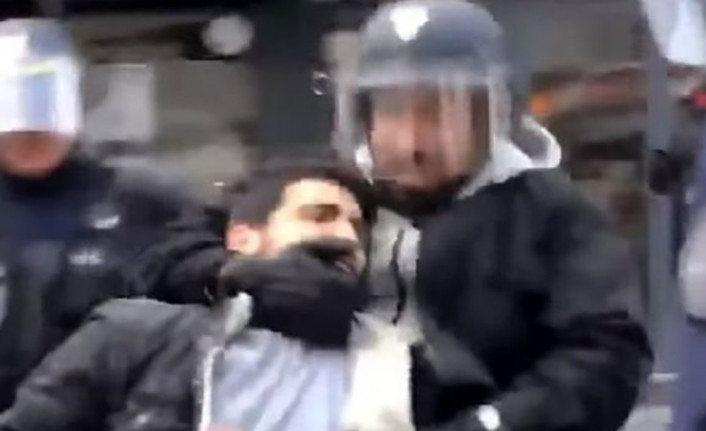 Macron'un polis kaskıyla gösterici döven koruması kovuldu