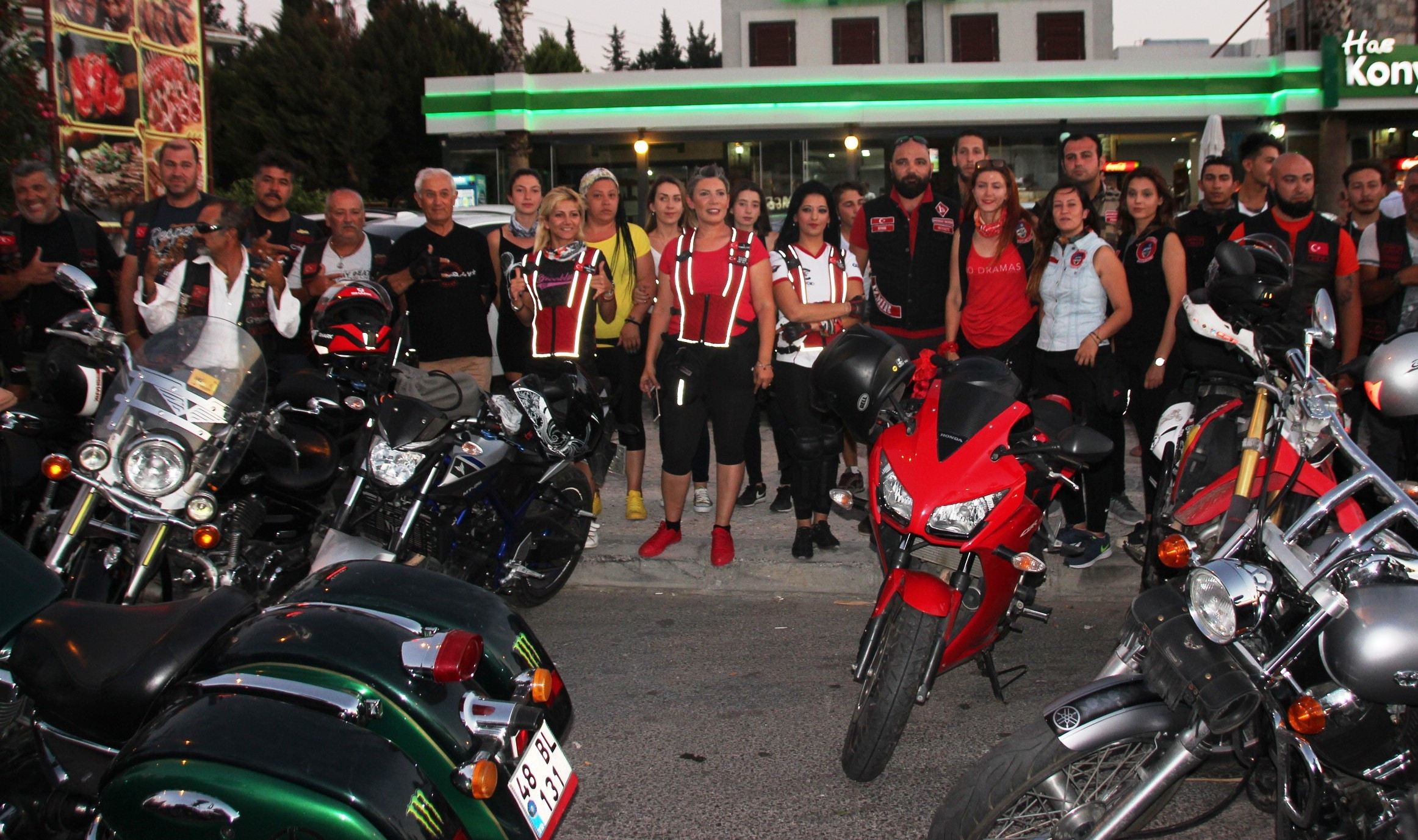 Motosiklet tutkunları Leyla ve Eylül için Bodrum sokaklarında tur attı