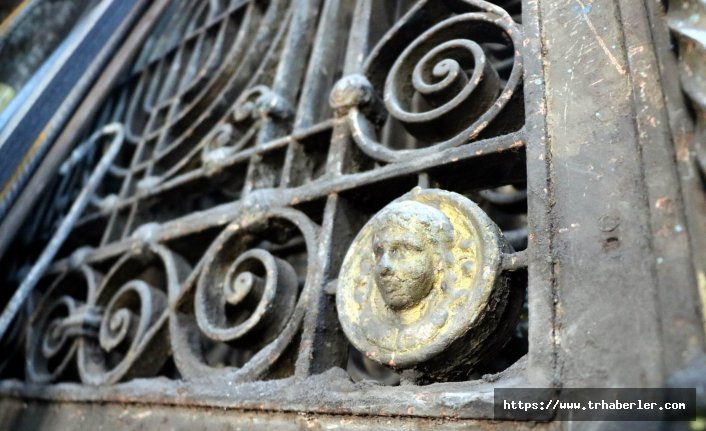 Parisli tarihi eser avcıları bu kapının peşinde