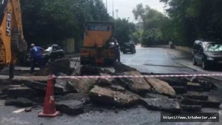 Sağanak yağışın ardından İstanbul'da yol çöktü, trafik durdu