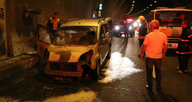 Seyir halindeki araç Bolu Dağı Tüneli'nde yandı
