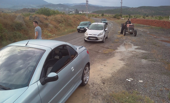Tosya’da şiddetli yağmur sonrası köy yolları kapandı